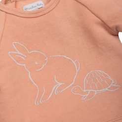 Moulin Roty Sweat-shirt En Molleton Rose - Impala -Magasin bébé Sweatshirt en molleton rose Impala Trois petits lapins Moulin Roty 2